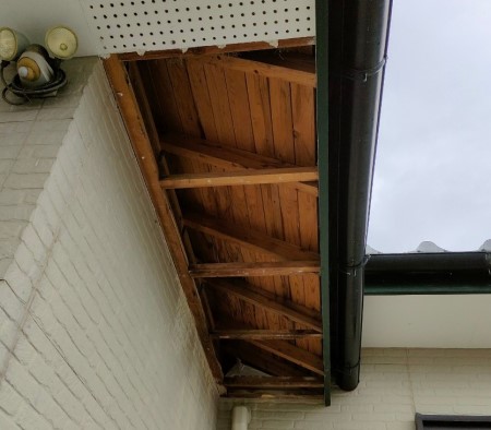 既存軒天を撤去しました　雨染みのある軒天